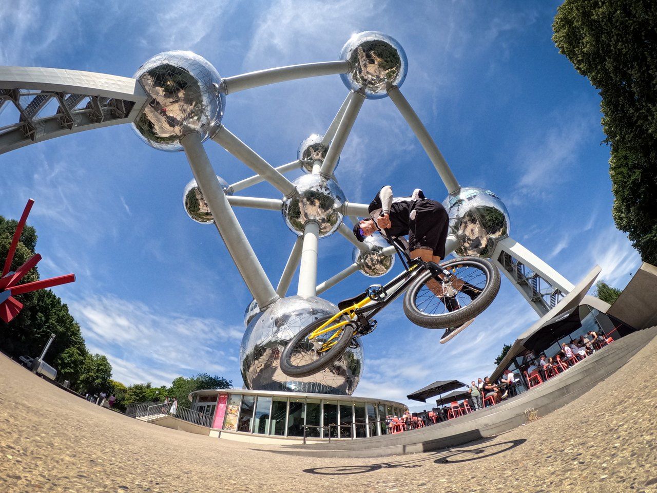 Robin Meza fliegt mit seinem BMX vor dem Atomium in Brüssel durch die Luft.